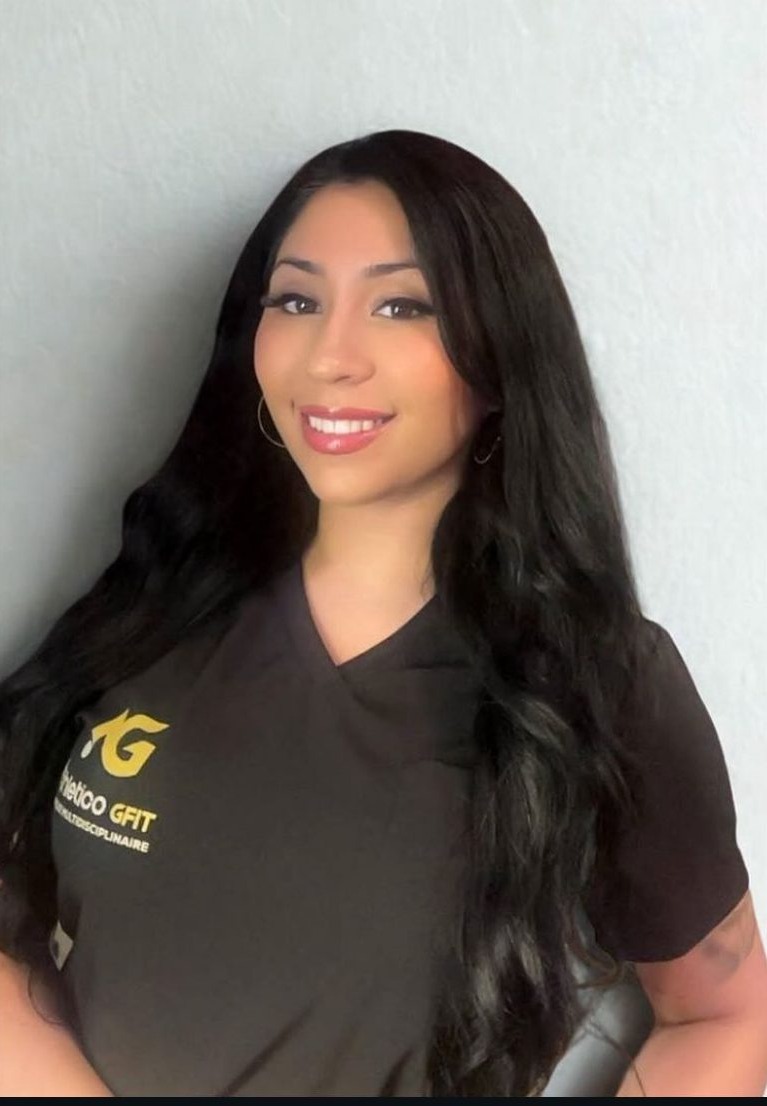 Portrait de Cindelle Quiroga en uniforme noir Athletico GFIT